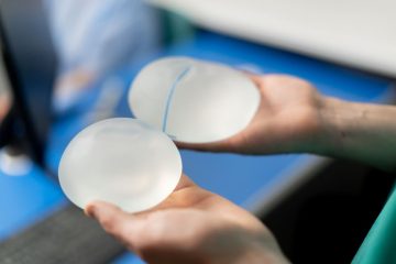 Guía de implantes de senos: cuál elegir según tus hábitos y cuerpo