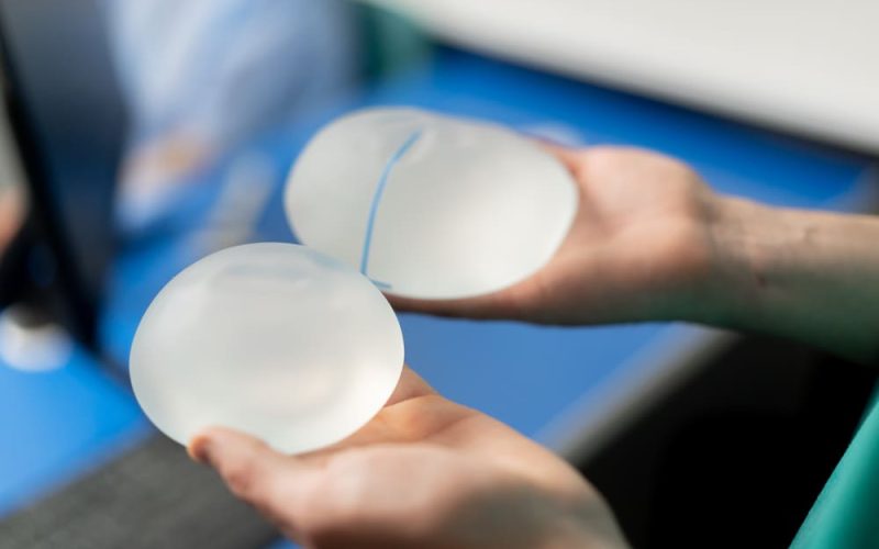 Guía de implantes de senos: cuál elegir según tus hábitos y cuerpo